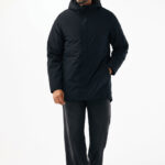 Homme portant une parka noire et un pantalon sombre