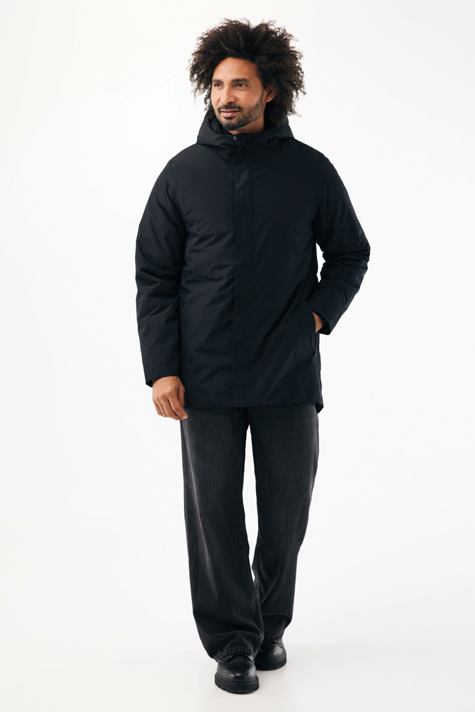 Homme portant une parka noire et un pantalon sombre