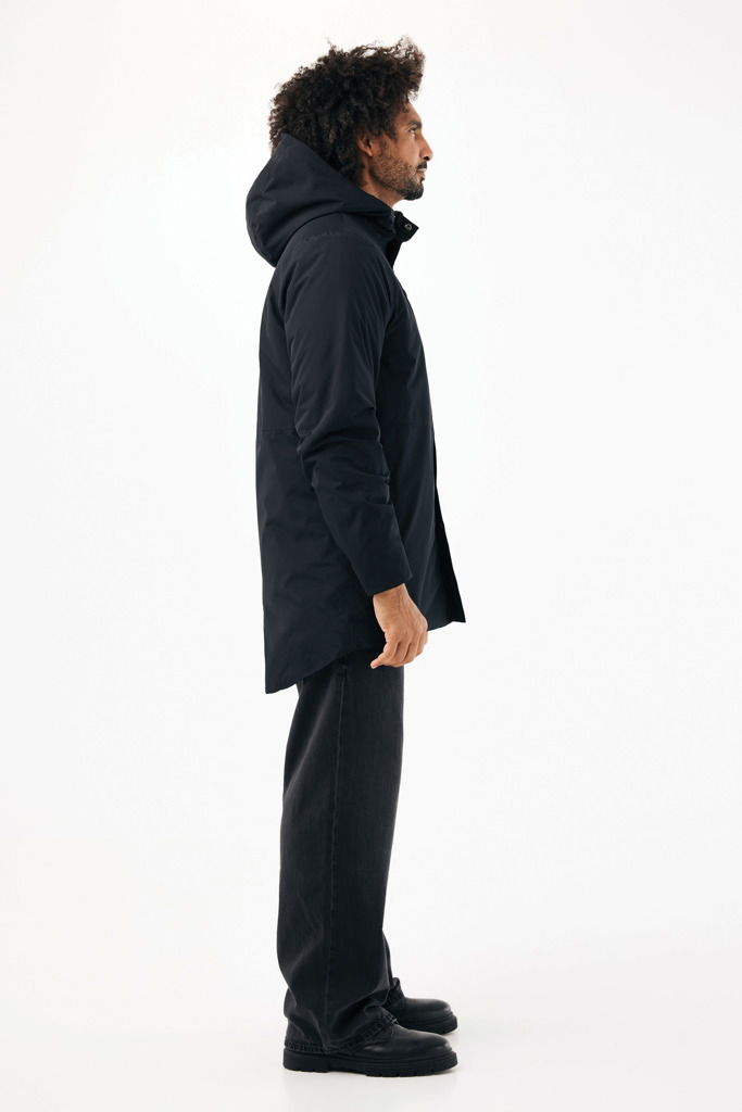 Homme portant une parka noire à capuche.
