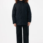 Personne portant une veste noire et pantalon noir.