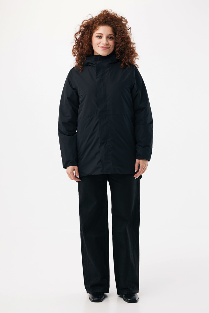Personne portant une veste noire et pantalon noir.