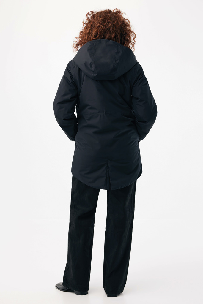 Personne portant une parka noire à capuche