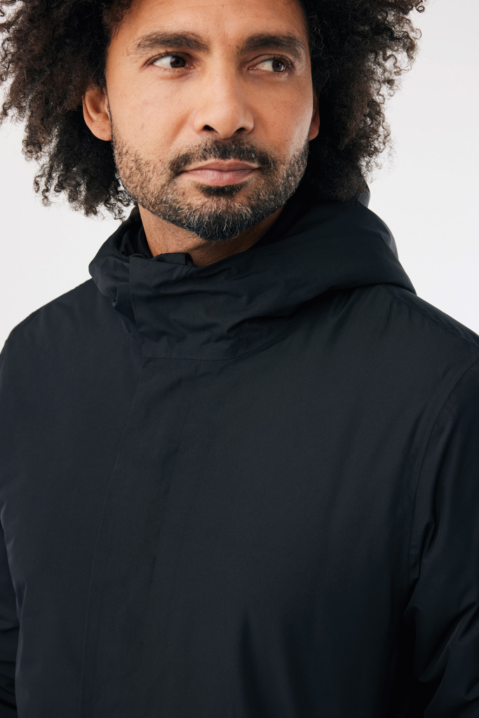 Homme portant une veste noire à capuche