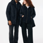 Couple portant des vestes noires assorties.