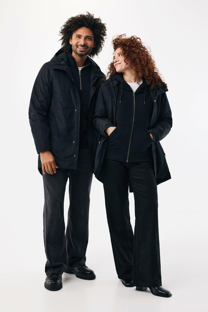 Couple portant des vestes noires assorties.