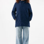 Femme portant une parka bleue et un jean large