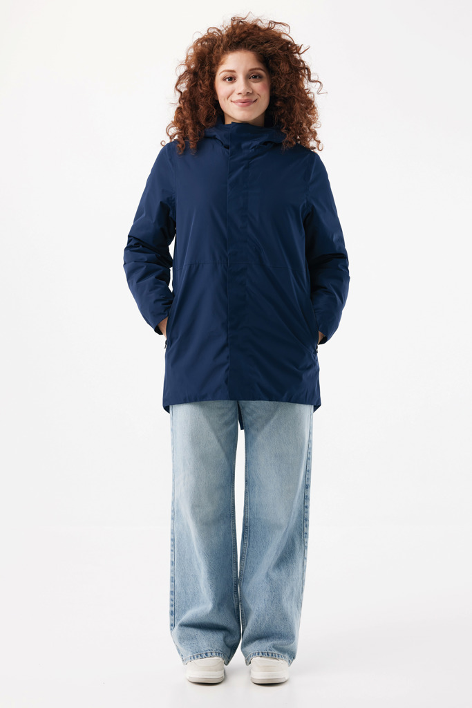 Femme portant une parka bleue et un jean large
