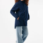 Femme portant une parka bleue et jean clair