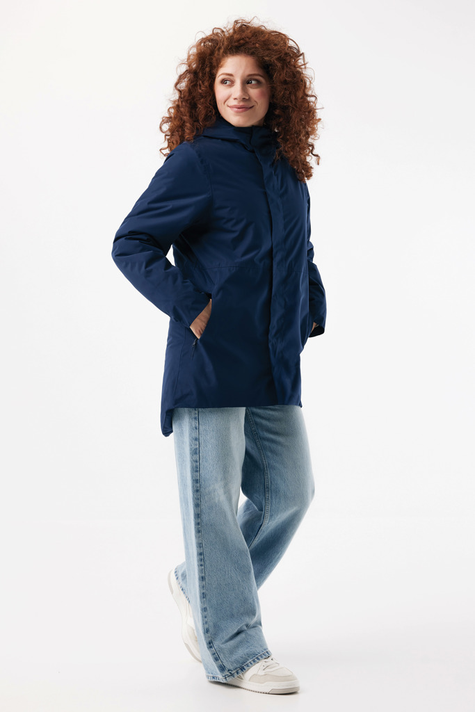 Femme portant une parka bleue et jean clair