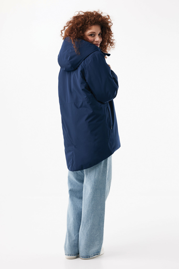 Personne portant une parka bleue et jean clair