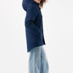 Personne portant parka bleue et jean large.