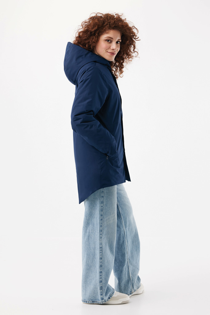 Personne portant parka bleue et jean large.