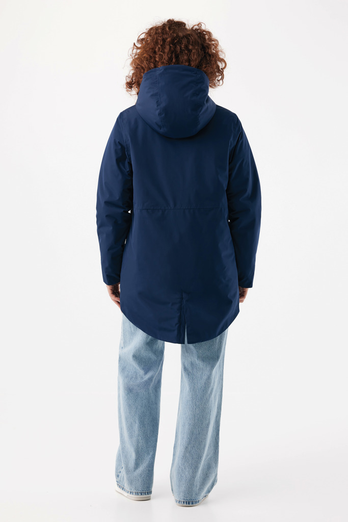 Personne portant une parka bleue et jean clair