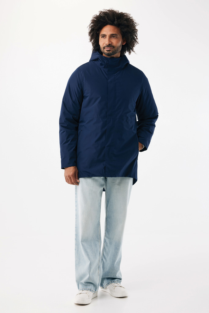 Homme portant une parka bleue et un jean clair