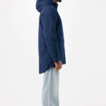 Homme portant une parka bleue et jean clair
