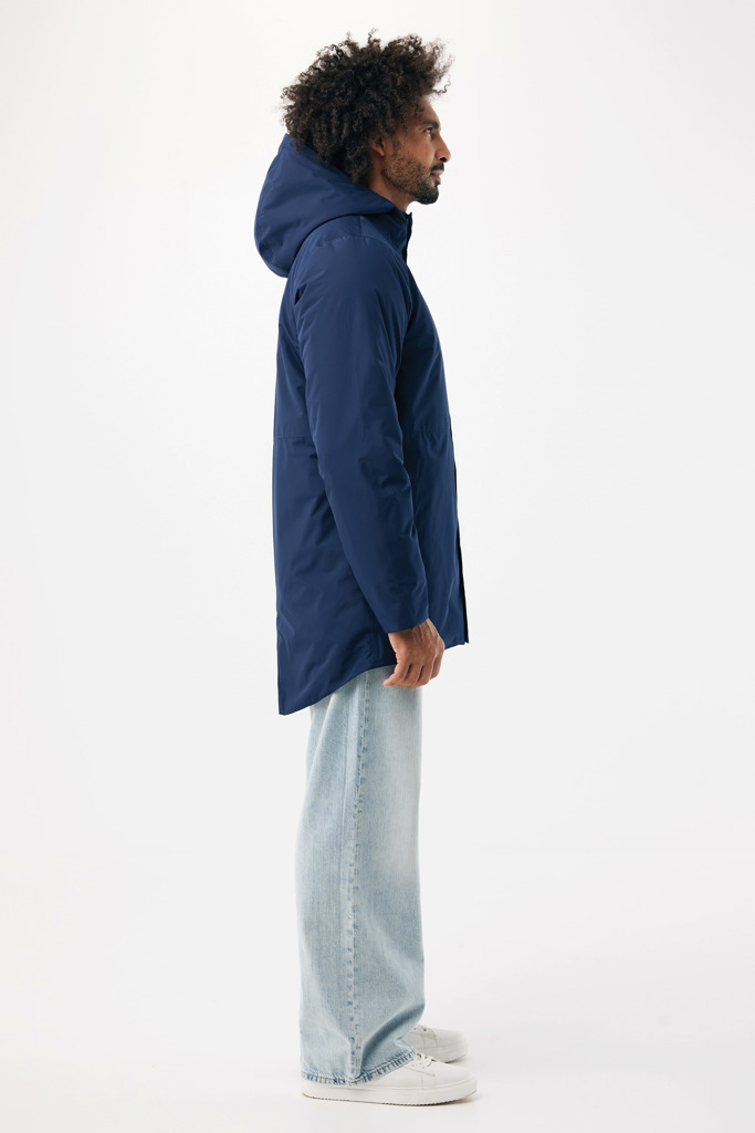 Homme portant une parka bleue et jean clair