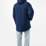Homme portant une parka bleue à capuche.