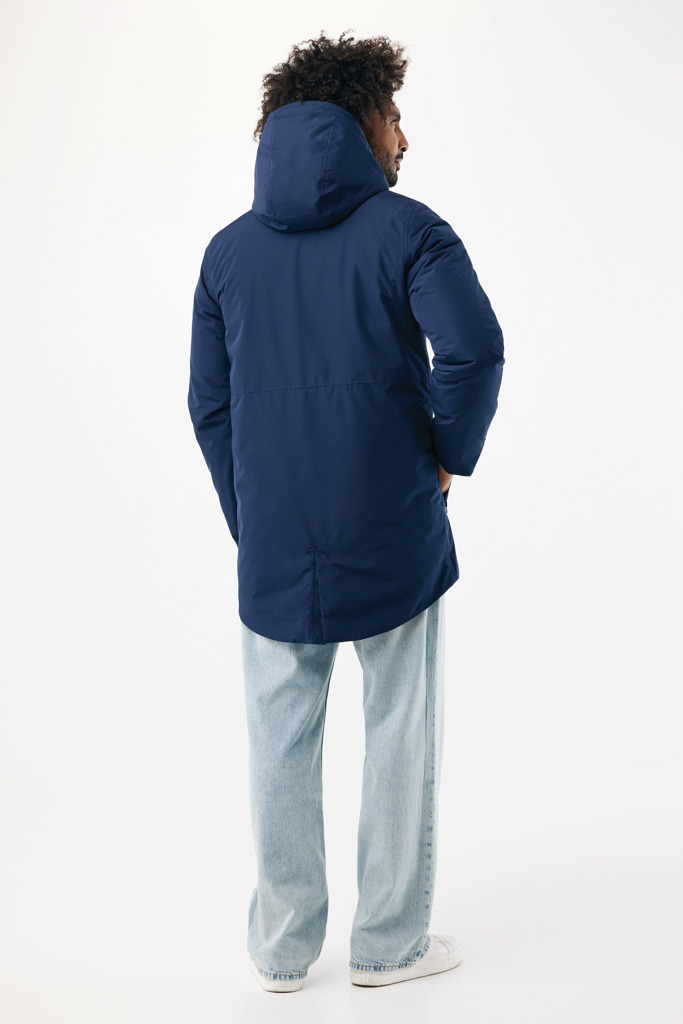 Homme portant une parka bleue à capuche.