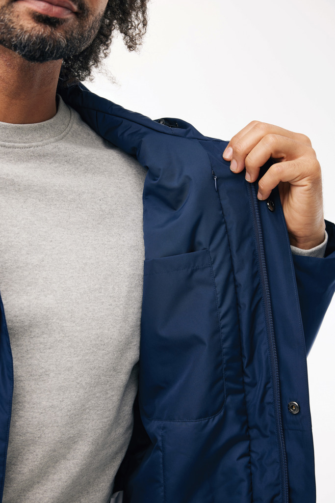 Homme montrant la doublure d’une veste bleue