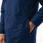 Veste bleu marine avec main dans la poche