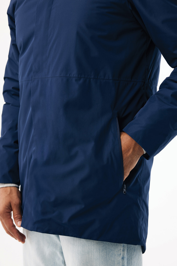 Veste bleu marine avec main dans la poche