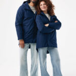 Couple portant vestes bleu marine et jeans clairs