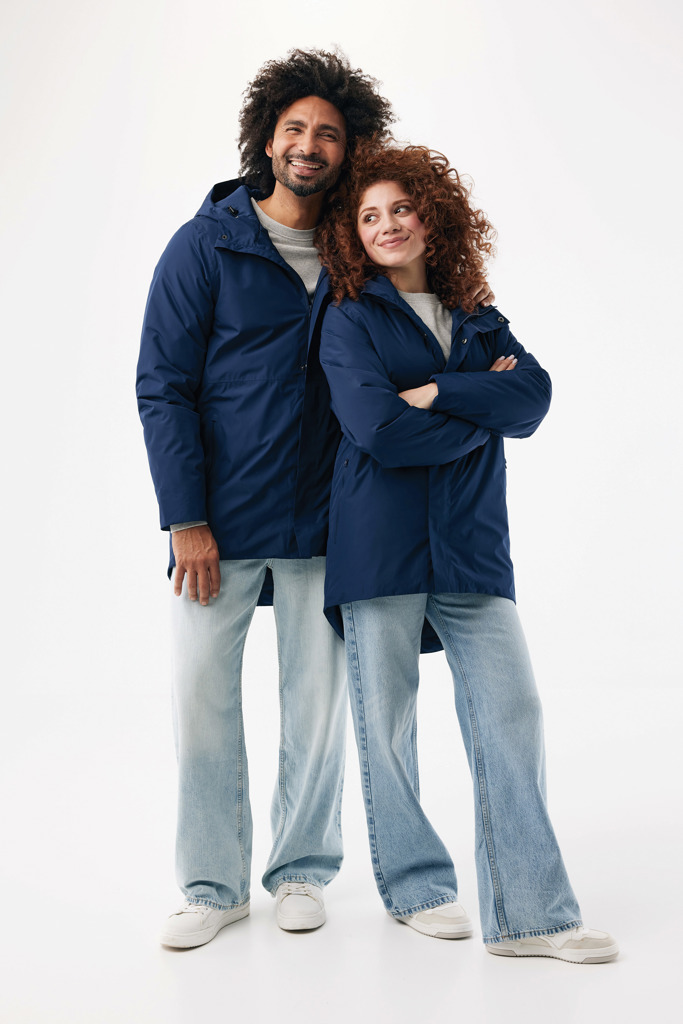 Couple portant vestes bleu marine et jeans clairs