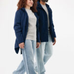 Couple portant vestes bleues et jeans clairs