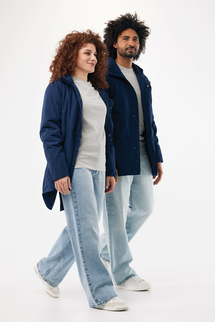 Couple portant vestes bleues et jeans clairs