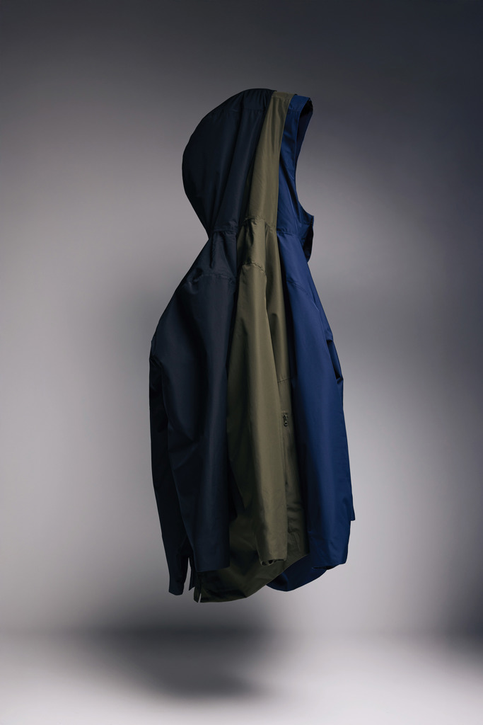 Veste bicolore bleue et kaki avec capuche.