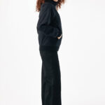 Femme portant une veste noire et un jean