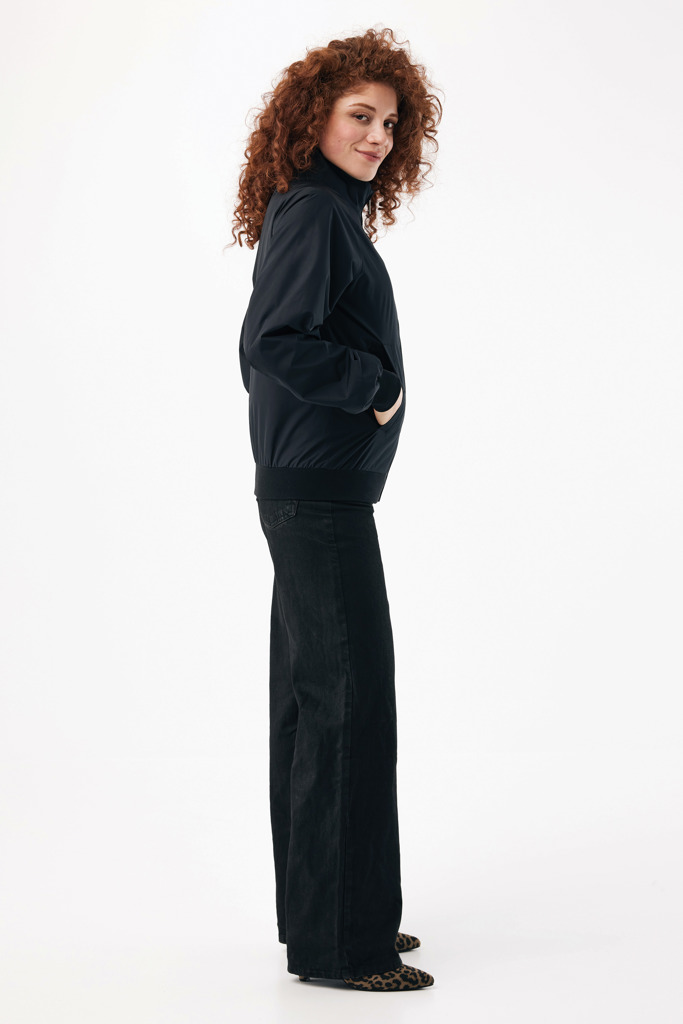 Femme portant une veste noire et un jean