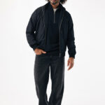Homme portant une veste noire et jean foncé