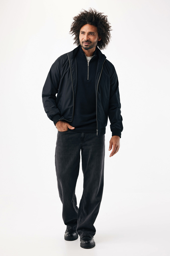Homme portant une veste noire et jean foncé