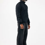 Homme portant veste noire et pantalon large