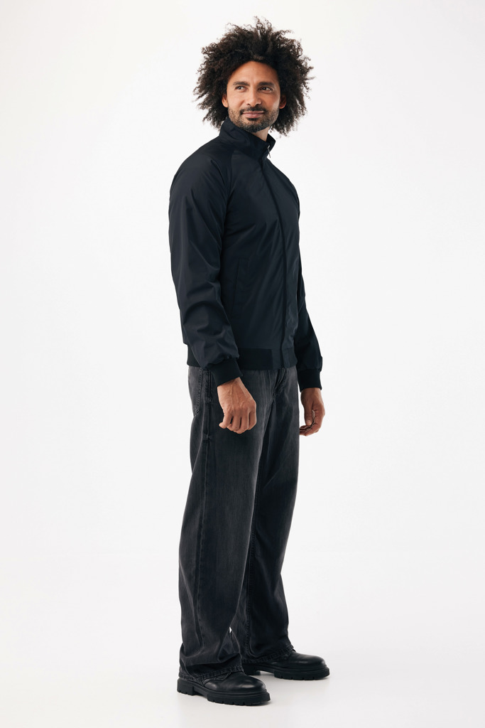 Homme portant veste noire et pantalon large