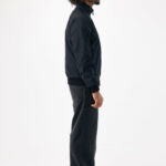 Homme portant veste noire et jean foncé