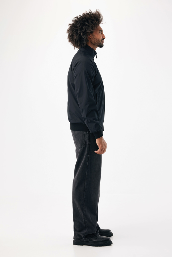 Homme portant veste noire et jean foncé