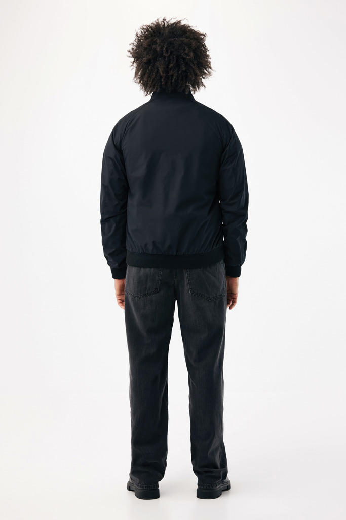 Personne portant une veste noire vue de dos