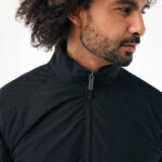 Homme portant une veste noire zippée