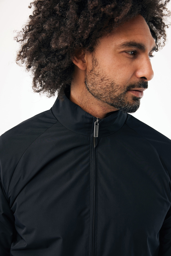 Homme portant une veste noire zippée