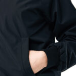 Main dans la poche d'une veste noire