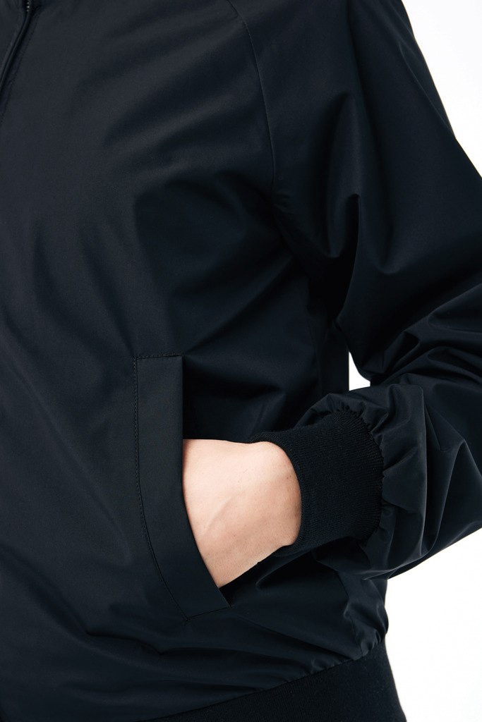 Main dans la poche d'une veste noire