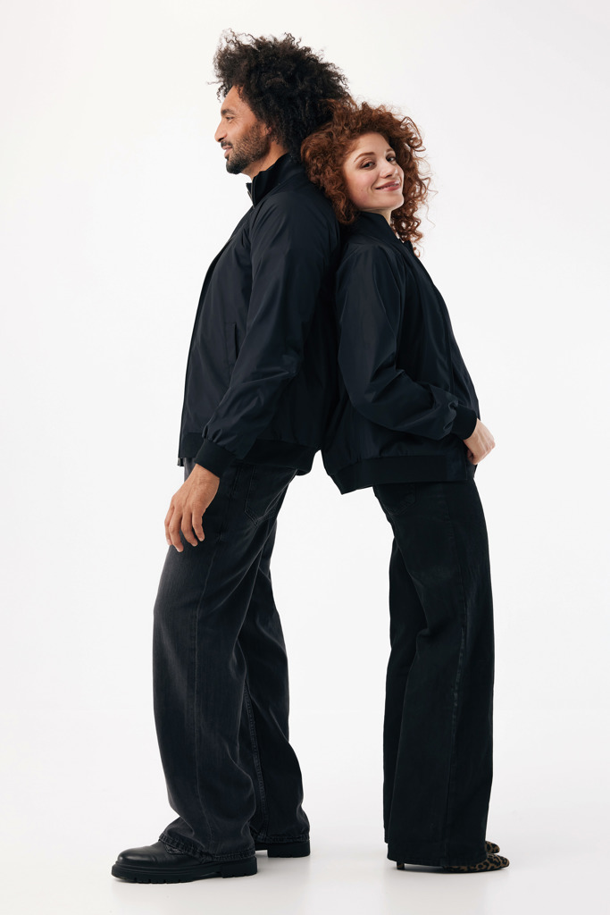 Deux personnes dos à dos en tenue noire.