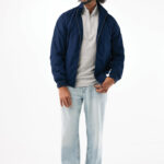 Homme portant veste bleue et jean clair