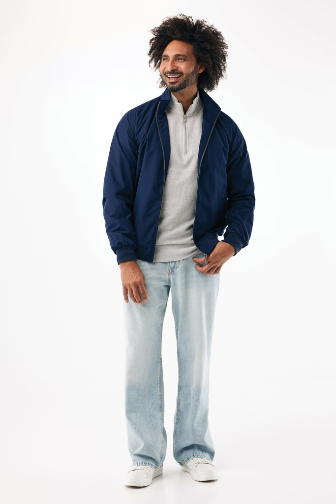 Homme portant veste bleue et jean clair