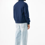 Homme portant veste bleue et jean clair