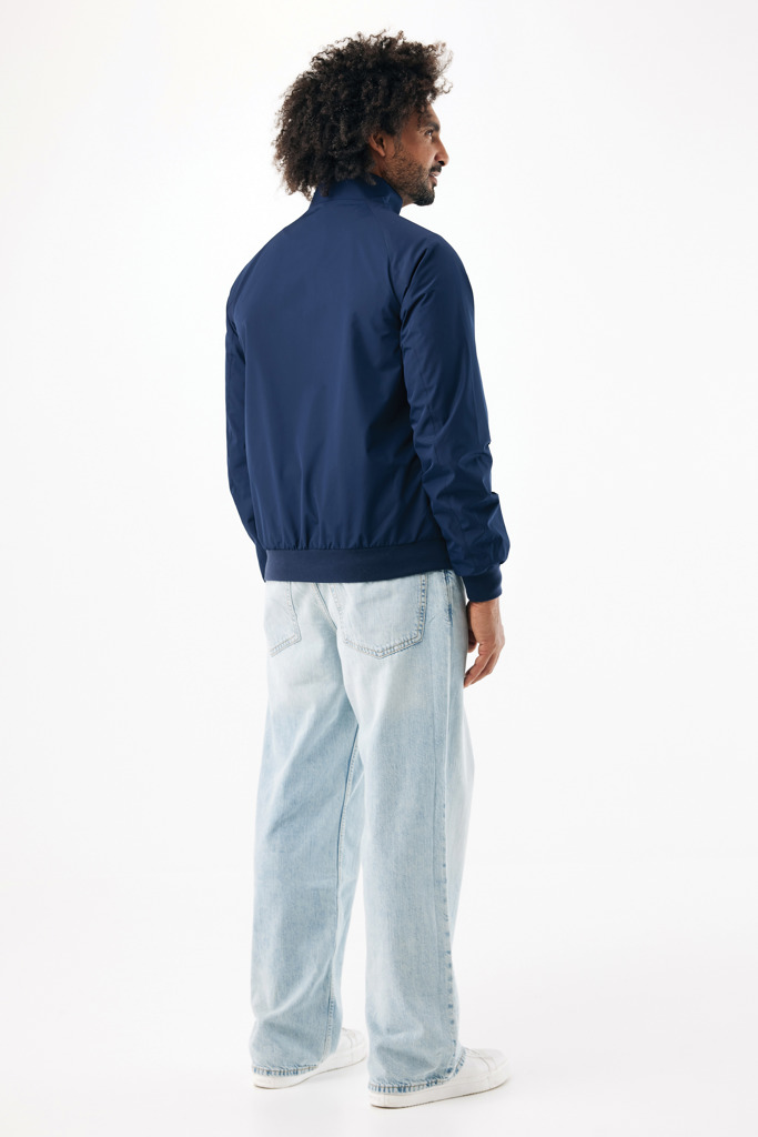 Homme portant veste bleue et jean clair