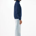 Homme portant une veste bleue et un jean clair