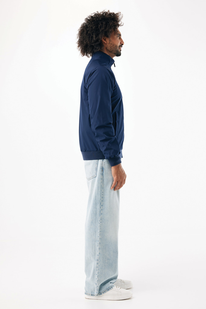 Homme portant une veste bleue et un jean clair